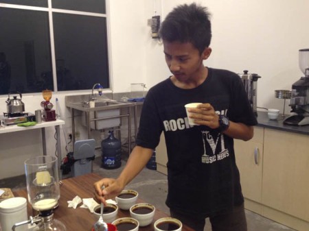 16-yo Ilham looks like a professional Q Grader as he is learning about Cupping.