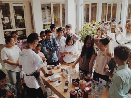 After completing the 3-day ABCD Class, Nugie displayed his manual brewing skills in Goethe Haus on December 21, 2014 in an event to commemorate the tsunami disaster in Aceh in 2004. Nugie fluently explained the basic principles of manual brewing to his audience.
